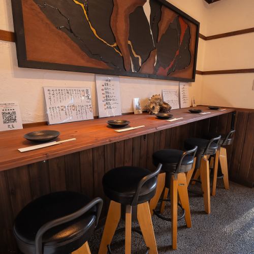 Counter seats with a warm wooden feel