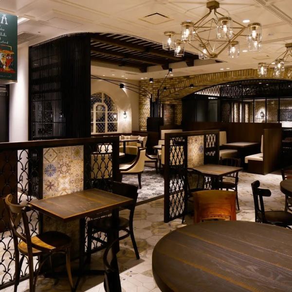 【餐桌座位】 店内的吊灯与木桌的搭配非常和谐，让人仿佛脱离了现实。图像是清爽的港口城镇圣塞巴斯蒂安和加的斯在海风中摇曳。一边品尝伊比利亚火腿、海鲜饭等西班牙美食，一边在露台上眺望窗外的景色，非常适合女生聚会、同学聚会等各种场合。