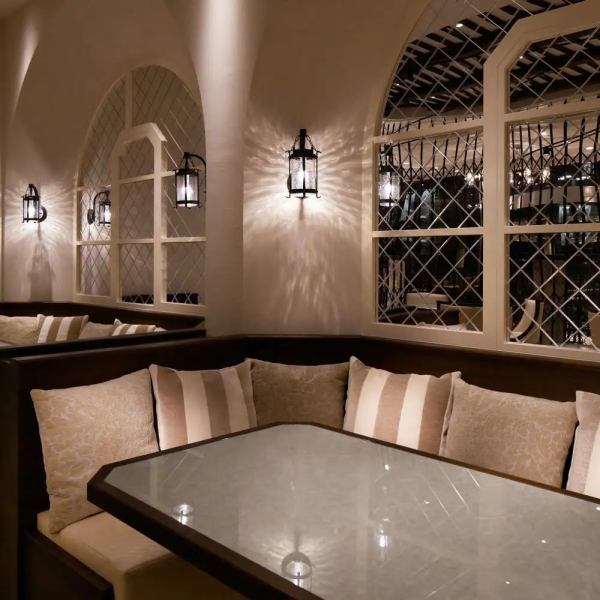 [沙发座位] 这是一个有窗户和类似于欧洲的舒适沙发的区域。灵感源自西班牙南部城市格拉纳达的阿罕布拉宫，以白色为主的圆桌和沙发桌，让你仿佛置身于西班牙♪ 推荐给公司聚会 *预留24-30天的区域 以名字命名！