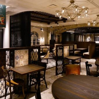 【テーブル席】港町『サンセバスチャン』『カディス』 をイメージしたお席です。潮風に揺れるさわやかな港町をイメージした店内は木の温もりを感じながら、テラスも眺められる空間です★ビールを片手にスペイン料理で雰囲気はスペインそのもの！？