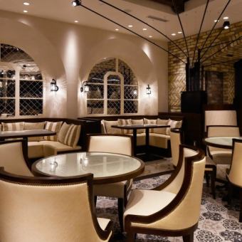 【ソファー席】スペイン南部の都市『グラナダ』のアルハンブラ宮殿をイメージしたエリアです。ホワイトを基調とした空間に円卓とソファーテーブル並ぶ、ゆったりとした雰囲気です◎エリア貸切もできますので、お気軽にお問い合わせください♪