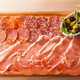 什锦生火腿、萨拉米香肠、香肠和橄榄 常规