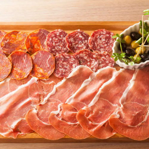 什锦生火腿、萨拉米香肠、香肠和橄榄 常规