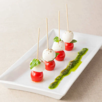 马苏里拉奶酪和樱桃番茄pinchos