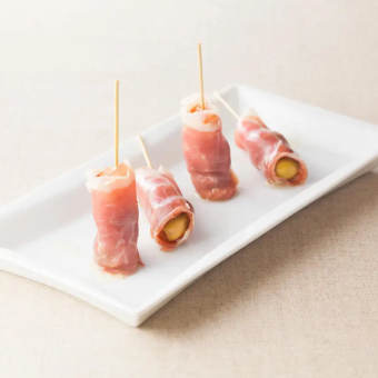 Pintxos 配火腿和绿橄榄