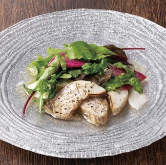 烤冬季黄尾鱼沙拉配冬季蔬菜沙拉