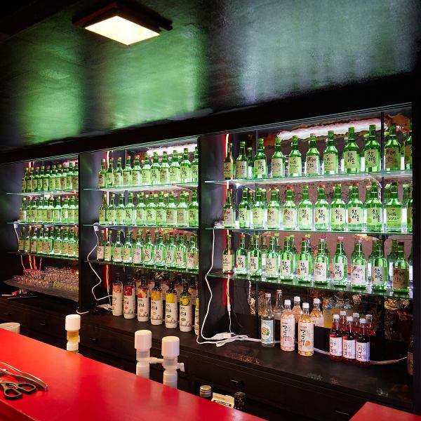 [We have a lot of Korean soju ★] We have a lot of Korean soju, including the popular chamisul! The Korean soju lined up on the wall is just photogenic ♪ This shop is perfect for girls-only gatherings, with a glass of one hand Let's get excited ★
