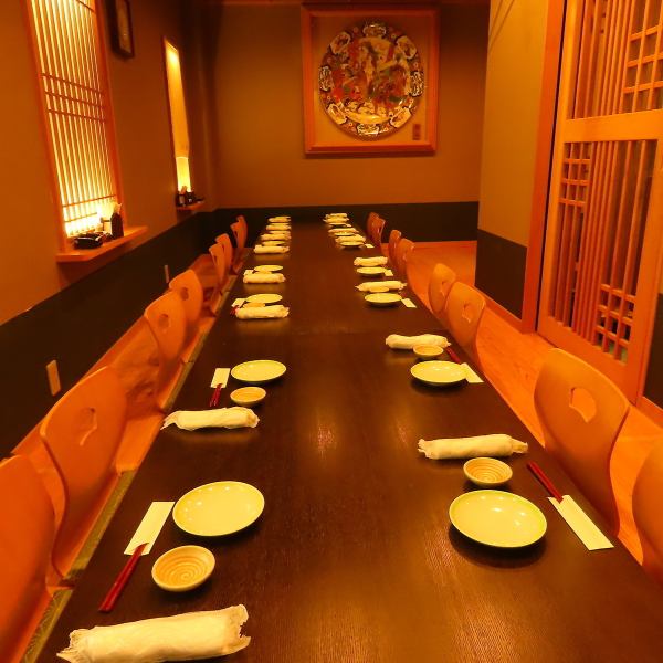 雰囲気ある店内は、接待等の宴会利用にオススメです!!1貸切宴会はご相談ください。お客様のシーンに合わせてコース内容も出来る限り変更できますので、オーダーメイドの宴会をどうぞ！ご予約の際にお申し付けください。20名まで収容可能の個室をご用意しております。