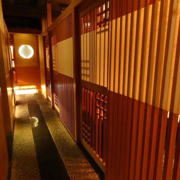 木のぬくもり溢れる店内はカウンター席もご用意しています。会社帰り等お一人様でのご来店も大歓迎!!店主厳選の日本酒と丹精込めて作る料理に舌鼓…