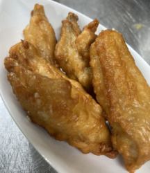 Crispy fried chicken wings