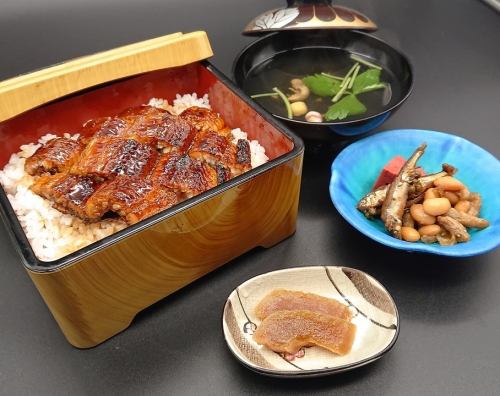 "국산 장어"의 숯불 구이