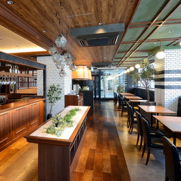 ≪TABLE≫ゆったりくつろげる片側ソファのテーブル席を20卓以上。名古屋駅、栄駅からのアクセスも良くウエディングや二次会、各種ご宴会も承っております。プロジェクターマイク等の設備も充実しております。