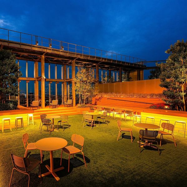 栄の夜景をバックに楽しめる唯一無二のビアガーデン。最大40名様程度のご案内のため、騒がしすぎない落ち着いた雰囲気も自慢です♪宴会だけでなく、デート・誕生日・記念日などの特別な日や、一生の記憶に残るサプライズにもいかがでしょうか？プレートメッセージなど、サプライズにも対応いたします（要相談）♪