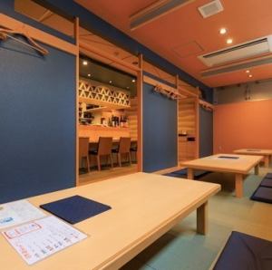 【座敷】座敷エリアに配置されたテーブル席は、最大16名様までご利用いただけます。掘りごたつではありませんが、畳の上でリラックスしながらお食事が楽しめます。テーブルは組み替え可能で、様々なグループに対応可能です。