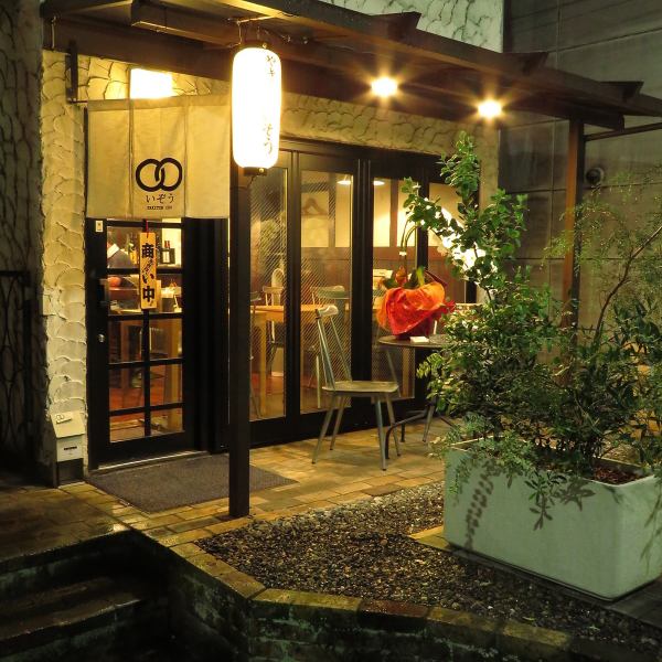Izo's mark and paper lantern are landmarks.There is also a courtyard across the street. Terrace seats are available on request.It is also recommended that you enjoy yourself on the terrace seats!