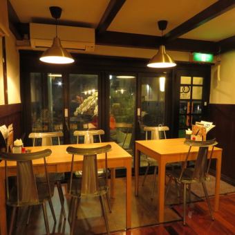There is a table seat for 2 people.Perfect for drinking with friends, couples, and colleagues at work ♪