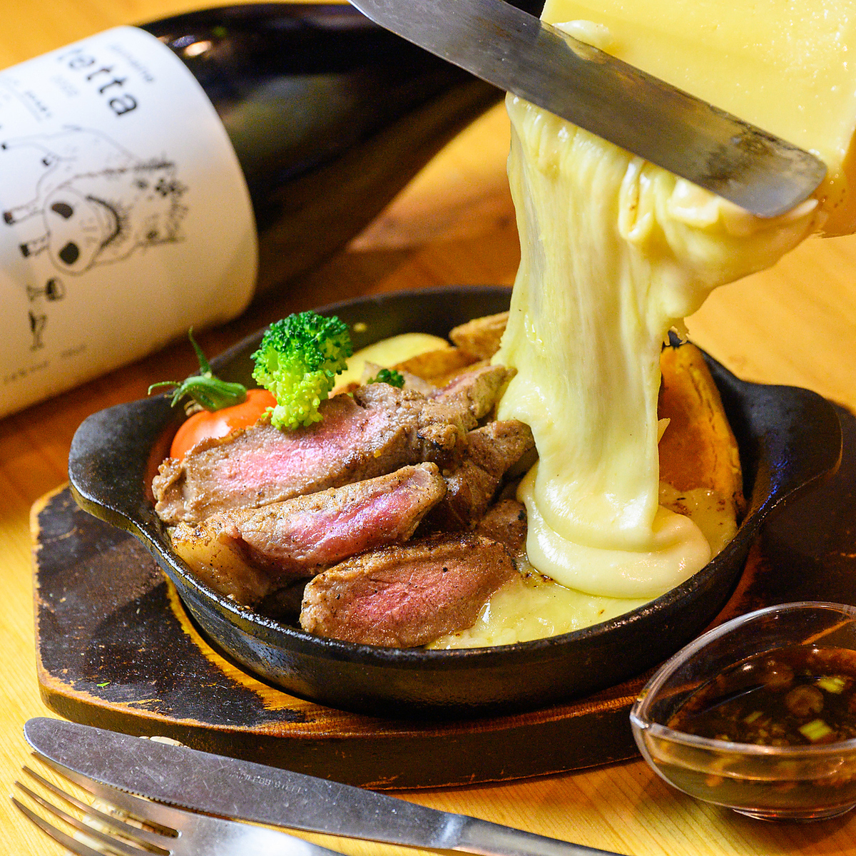 Raclette cheese and Wagyu beef steak course + 120 minutes of all-you-can-drink: 4000 yen