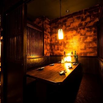 【デートなどの少人数利用にぴったり◎】2～4名様用のテーブル個室が4部屋ございます。壁・扉ありの完全個室となっておりますので、周囲を気にせずゆっくりとお過ごしいただけます。※個室の詳細はお店にお問い合わせください