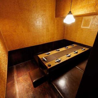 【接待や飲み会など様々なシーンに◎】2～16名様用のテーブル個室が2部屋ございます。壁・扉ありの完全個室となっております。少人数からグループ利用まで様々なシーンにも対応可能なお席です。※個室の詳細はお店にお問い合わせください