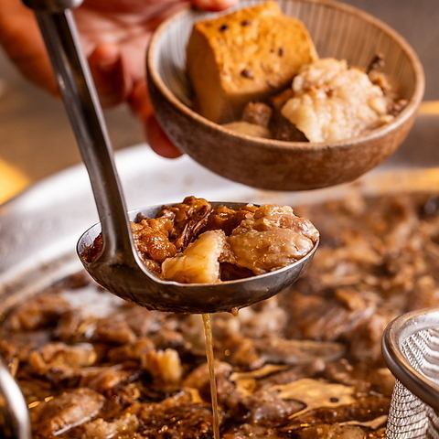 とろける食感がたまらない！国産牛もつをじっくり煮込んだ、旨味染みわたる自慢のとろとろもつ煮込み！