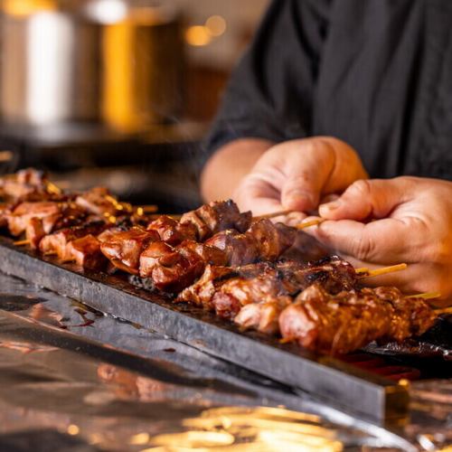 職人が光る絶品炭火焼き！焼き鳥・やきとん片手に楽しいひとときをお楽しみ下さい！