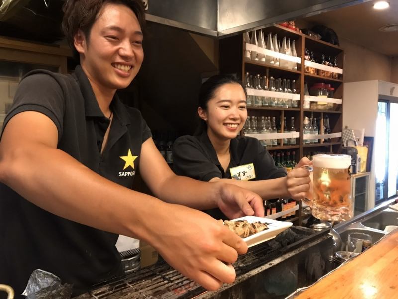 外観は老舗の当店ですが、一歩店内に入ればそこは若さあふれるフレッシュな居酒屋！4代目店主をはじめ、スタッフ全員元気にあふれております！いつも素通りしていたあなた、ぜひ一度お越しください♪