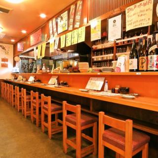 スタッフとの会話も弾むカウンター席。女性おひとりでも安心して楽しめます。