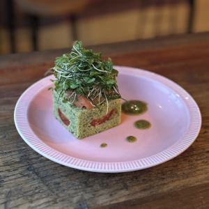 自家製マリネサーモンのタブレ サルサベルデ