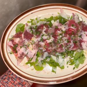 ガーリックと香草を効かせたラムランプ肉のたたき