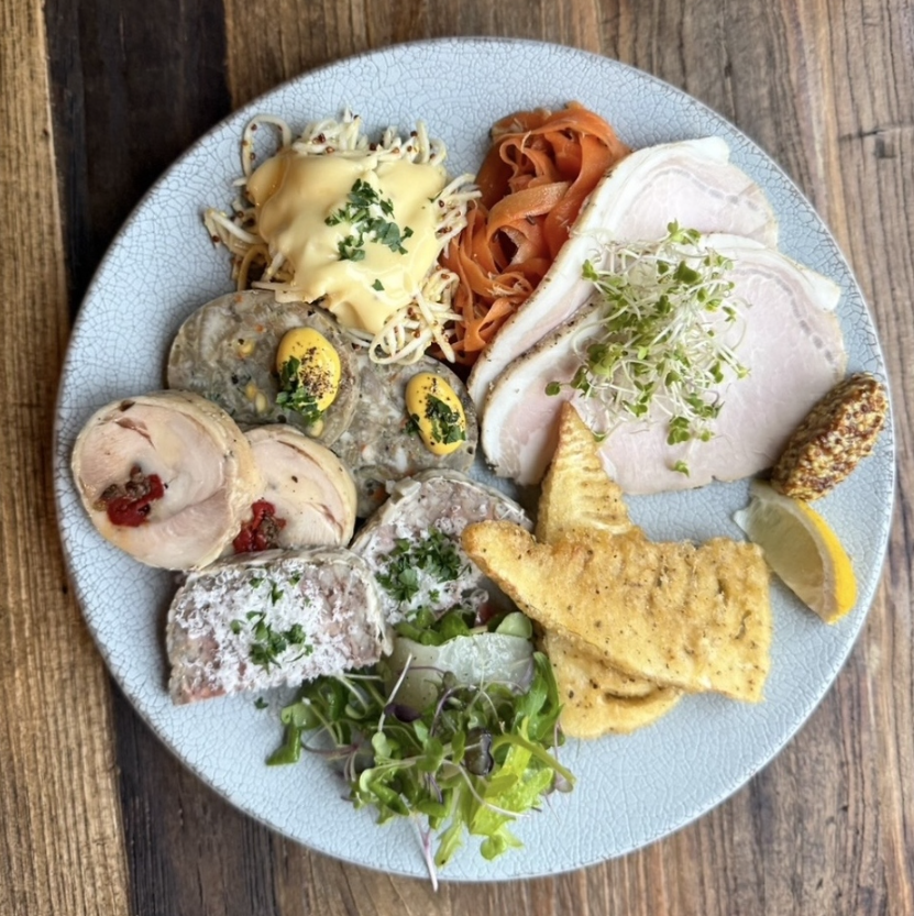 お料理とナチュラルワイン。料理と会話を楽しむ大人のためのレストラン。
