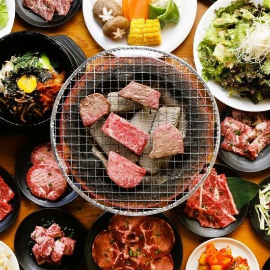 大家聚在一起，围坐在桌旁，一起享受各种各样的美食♪享受烤肉的快乐时光