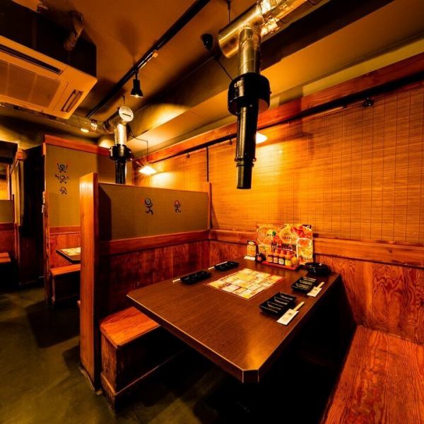 【约会、女生聚会的最佳选择】座位空间宽敞，可安心用餐，无需担心邻座客人。用烟管就可以防止烟雾！让我们聚集在炭火烤架旁，享受快乐的时光。这里还提供无限量供应的餐饮服务，选择丰富多样，订购方便。 （图片：加盟店）