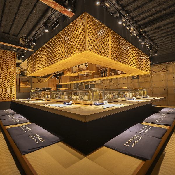 【ライブ感あふれる食事体験】当店は、落ち着いた雰囲気が漂う中、フルオープンキッチンからの美味しい料理の香りで満たされています。調理の様子を目にしながら、心地良い空間でゆったりとした時間を楽しむことができる、特別な場所です。ライブ感とリラックスが両立した体験を提供します。