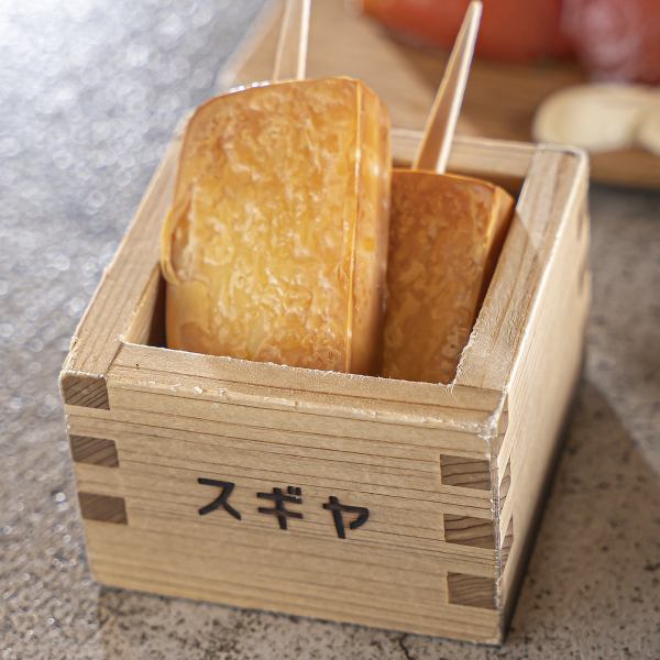【16時間じっくりと燻製♪】外はカリッと中はトロッと！≪燻製した焼きチーズ≫640円（税込）