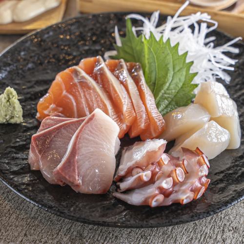 【お店特製の燻製した刺身醤油で味わう！】新鮮な魚介！≪お任せ刺身刺身盛り≫1780円（税込）
