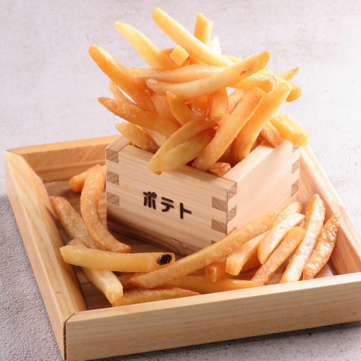 こぼれるポテトを燻製の塩で味付け。熱々≪燻製フライドポテト≫
