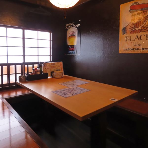 少人数でくつろげるカウンター席やテーブル席をご用意しております◎お一人様やカップルでの食事にも、気兼ねなく楽しめる空間です★落ち着いた照明と木目調の温かみある店内は、会話を楽しみながら食事したい方におすすめ♪ゆったりとした時間をお過ごしください☆