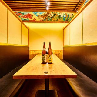 【10名様団体席完備】10名様以上のご宴会・飲み会にもゆったりお過ごし頂けるプライベート席をご用意しております！お勤め先での宴会にもパーティにも大人気の個室★気の置けない仲間たちと時間を気にせず楽しめる空間で、ゆったりくつろいでみませんか？