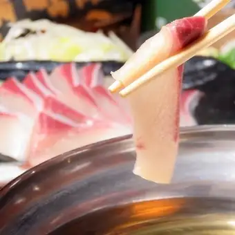 【含3小時暢飲】「套餐」:內含鰤魚涮涮鍋、大蝦佐蛋黃醬、3種刺身等9道菜。 6500日圓 ⇒ 5500日圓