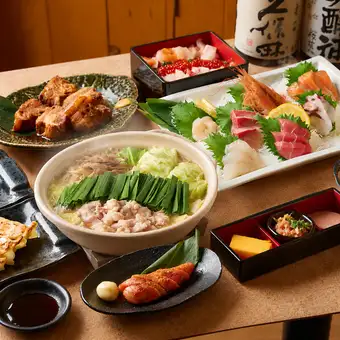 【含3小時暢飲】「壽套餐」:包含5種刺身、紅燒黑豚肉、博多雜燴火鍋等9道菜。原價6000日元,現價5000日元