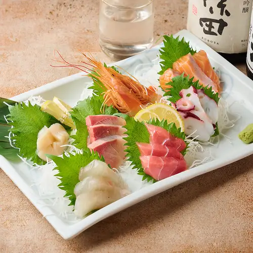 [Assorted Sashimi] Fresh fish caught that morning and delivered directly from the source, carefully selected by our experts.Choose from a 3-point, 5-point, or 7-point platter.