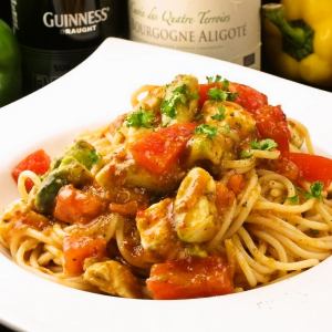 フレッシュトマトとアボカドの冷製パスタ/鶏と木の子のクリームパスタ