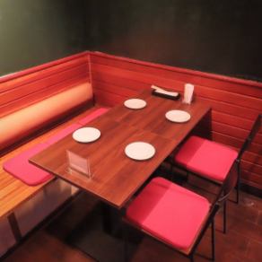 テーブル席は、デートや友人との食事にぴったりです。プライベート感を大切にしながら、本格的な料理を楽しめます。落ち着いた雰囲気の中、会話を楽しみながらお過ごしいただけます。
