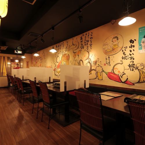 <p>2名様からご利用いただけるテーブル席をご用意♪デートや仲間うちでの飲み会にご利用ください。</p>