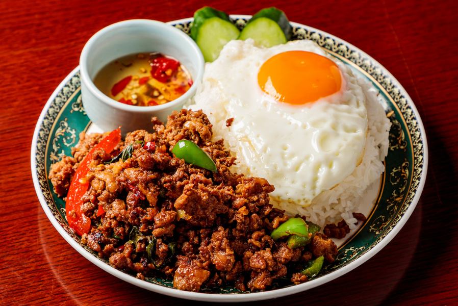 午餐时间，您可以享用正宗的泰国菜肴，如加包饭、考曼盖和泰式炒河粉。