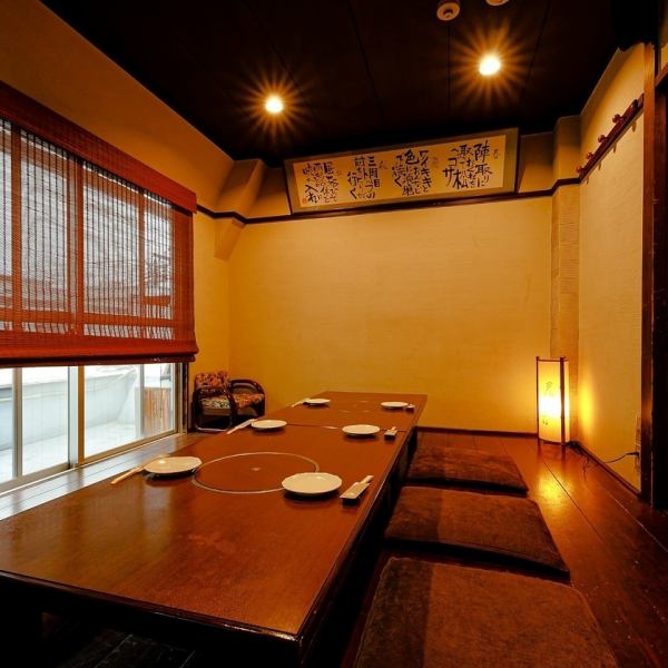 Depending on the partition, it can be used as a private room ideal for groups of 8 to 30 people.You can enjoy important gatherings and dinners in a private space.It is characterized by a calm atmosphere unique to tatami mats and comfort.We can accommodate a variety of occasions, from large groups to private meals for a small number of people.
