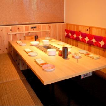 【4人×6席】一个人也可以使用的餐桌座位◇也适合约会◎所有桌子都用窗帘和门帘隔开的半私人空间！