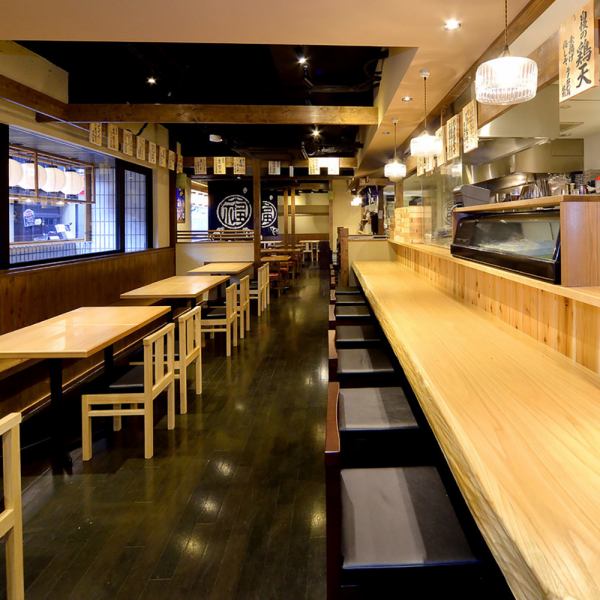 [Counter seats] We recommend our counter seats for a quick drink or a date♪ It's a cozy space where you can easily come by yourself ☆ How about some crispy tempura at Sanjo?Our specialty Japanese food and sake are a perfect match ♪ The sound of tempura being fried is a comfortable seat.There are also seats that can be used by a large number of people, so it can be used for banquets and drinking parties!