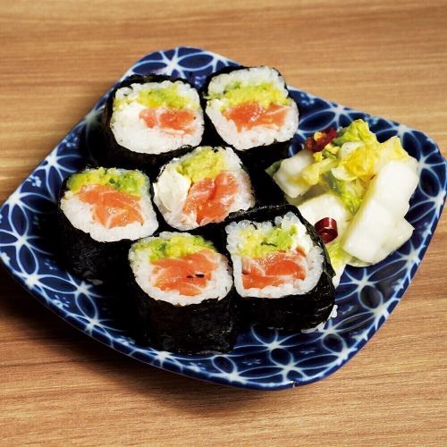 Sake accompaniment sushi roll: salmon and avocado