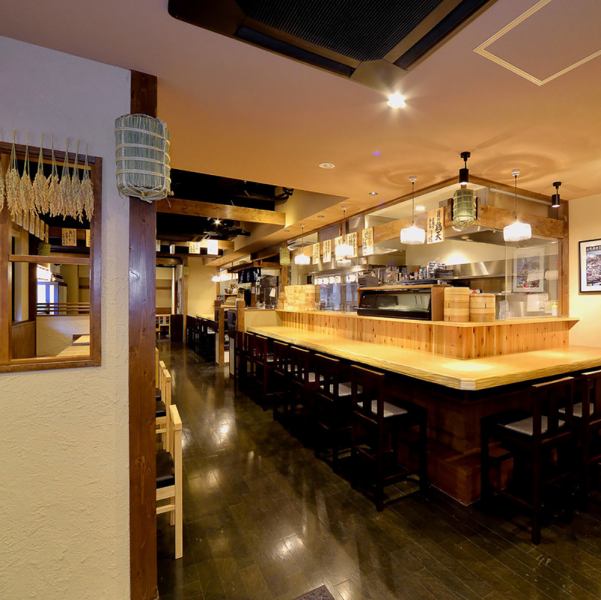 【カウンター席】さく飲みや、デートにおすすめのカウンター席♪お一人様でも気軽に来店いただけるそんなアットホームな空間です☆三条でサクサク天ぷらはいかがでしょうか。自慢の和食と日本酒は相性抜群です♪天ぷらの揚がる音も心地よいお席です。大人数ご利用OKの席もございますので、宴会、飲み会にも！